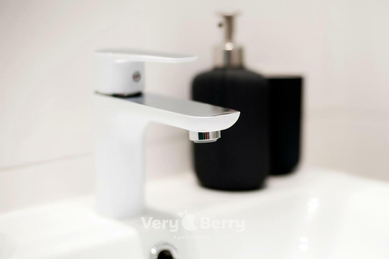 Very Berry - Glogowska 35A - Mtp Apartments - Self Check In 24H พอซนาน ภายนอก รูปภาพ