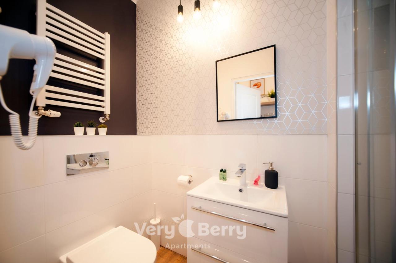 Very Berry - Glogowska 35A - Mtp Apartments - Self Check In 24H พอซนาน ภายนอก รูปภาพ